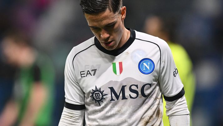 REGGIO NELL'EMILIA, ITALY - FEBRUARY 28: Giacomo Raspadori of SSC Napoli looks on during the Serie A TIM match between US Sassuolo and SSC Napoli - Serie A TIM at Mapei Stadium - Citta' del Tricolore on February 28, 2024 in Reggio nell'Emilia, Italy. (Photo by Alessandro Sabattini/Getty Images) Inter-Napoli, intreccio di mercato: coinvolti Frattesi-Raspadori, le cifre. E se Conte… - immagine 1