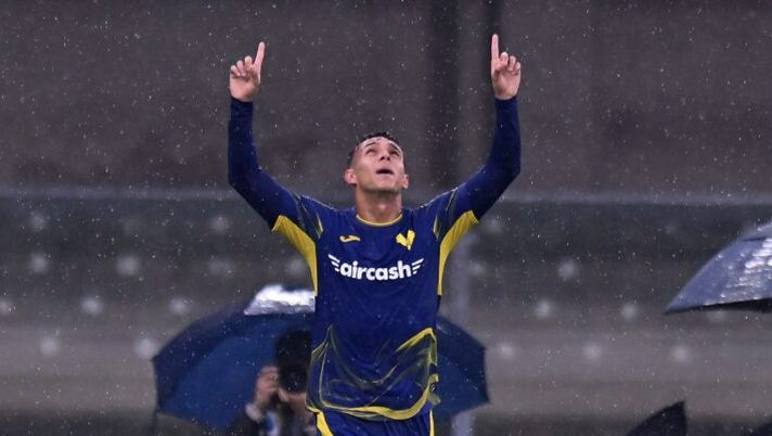 VERONA, ITALY - NOVEMBER 02: Giovane of Hellas Verona celebrates after scoring the 1-1 goal during the Serie A match between Hellas Verona FC and FC Internazionale at Stadio Marcantonio Bentegodi on November 02, 2025 in Verona, Italy. (Photo by Alessandro Sabattini/Getty Images) Giovane: “Dopo il Parma non ho dormito! Essere qui è un sogno, grazie ai compagni ho segnato” - immagine 1