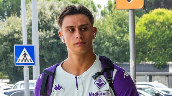 GERMOGLI PH: 28 AGOSTO 2024 FIRENZE LA FIORENTINA E' PARTITA IN DIREZIONE UNGHERIA DALL'AEROPORTO DI PERETOLA IN VISTA DELLA PARTITA DI RITORNO DEL PRELIMINARE DI CONFERENCE LEAGUE CONTRO LA PUSKAS ACADEMY NELLA FOTO MARTINELLI Italia Under 19 rimontata dall’Inghilterra: 2-2, Martinelli para un rigore- immagine 2