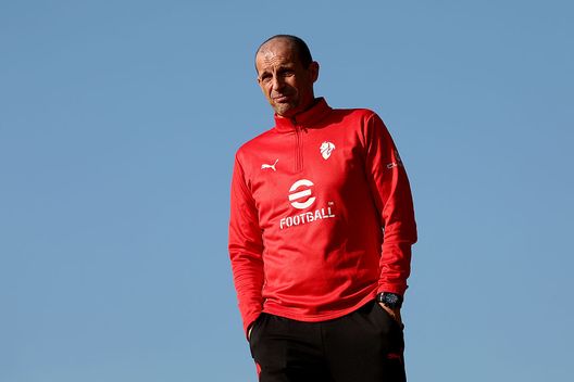 CAIRATE, ITALIA - 17 OTTOBRE: Massimiliano Allegri, allenatore dell'AC Milan, guarda durante una sessione di allenamento dell'AC Milan a Milanello il 17 ottobre 2025 a Cairate, Italia. (Foto di Giuseppe Cottini/AC Milan via Getty Images) Allegri sugli arbitri: “Per gli errori a favore si chiude un occhio, per quelli contro si apre il terzo”- immagine 2