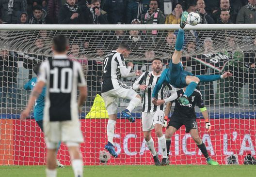 Cristiano Ronaldo e la storica rovesciata contro la Juventus con la maglia del Real Madrid a Torino in Champions League (Foto di Emilio Andreoli/Getty Images) Dalla visione di Dio al Superuomo passando per il fuorigioco: 5 immagini storiche per Real-Juve- immagine 2