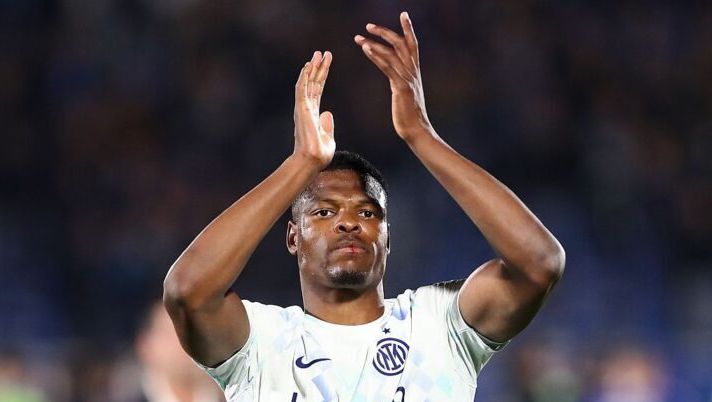 COMO, ITALY - APRIL 12: Denzel Dumfries of FC Internazionale celebrate the victory at the end of the Serie A match between Como 1907 and FC Internazionale at Giuseppe Sinigaglia Stadium on April 12, 2026 in Como, Italy. (Photo by Marco Luzzani/Getty Images) Dumfries: “Scudetto, aspettiamo ancora un po’ e bisogna stare concentrati. Contento per il gol” - immagine 1