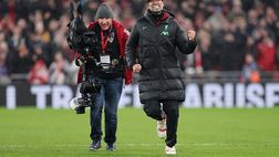 Klopp perde l’anello nuziale in campo dopo la vittoria sul Newcastle: il cameraman salva la situazione