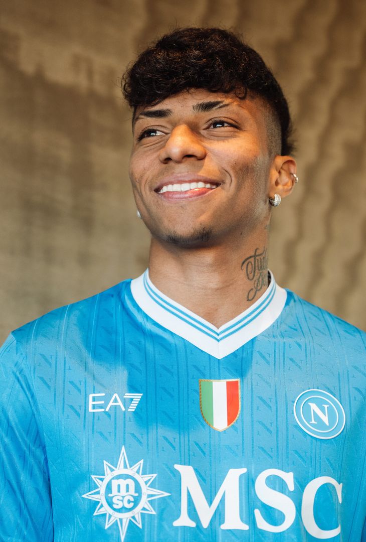 Dopo una lunga trattativa, Alisson Santos è diventato un nuovo giocatore del Napoli. L'esterno brasiliano, proveniente dallo Sporting, ha firmato il suo contratto in azzurro in una location d'eccezione, sullo sfondo del Golfo partenopeo.