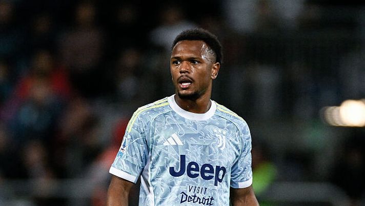 CAGLIARI, ITALY - JANUARY 17: Lois Openda of Juventus during the Serie A match between Cagliari Calcio and Juventus FC at Stadio Sant'Elia on January 17, 2026 in Cagliari, Italy. (Photo by Daniele Badolato - Juventus FC/Juventus FC via Getty Images) Gazzetta boccia Openda: “La prestazione è un assist di mercato per… Kolo Muani” - immagine 1