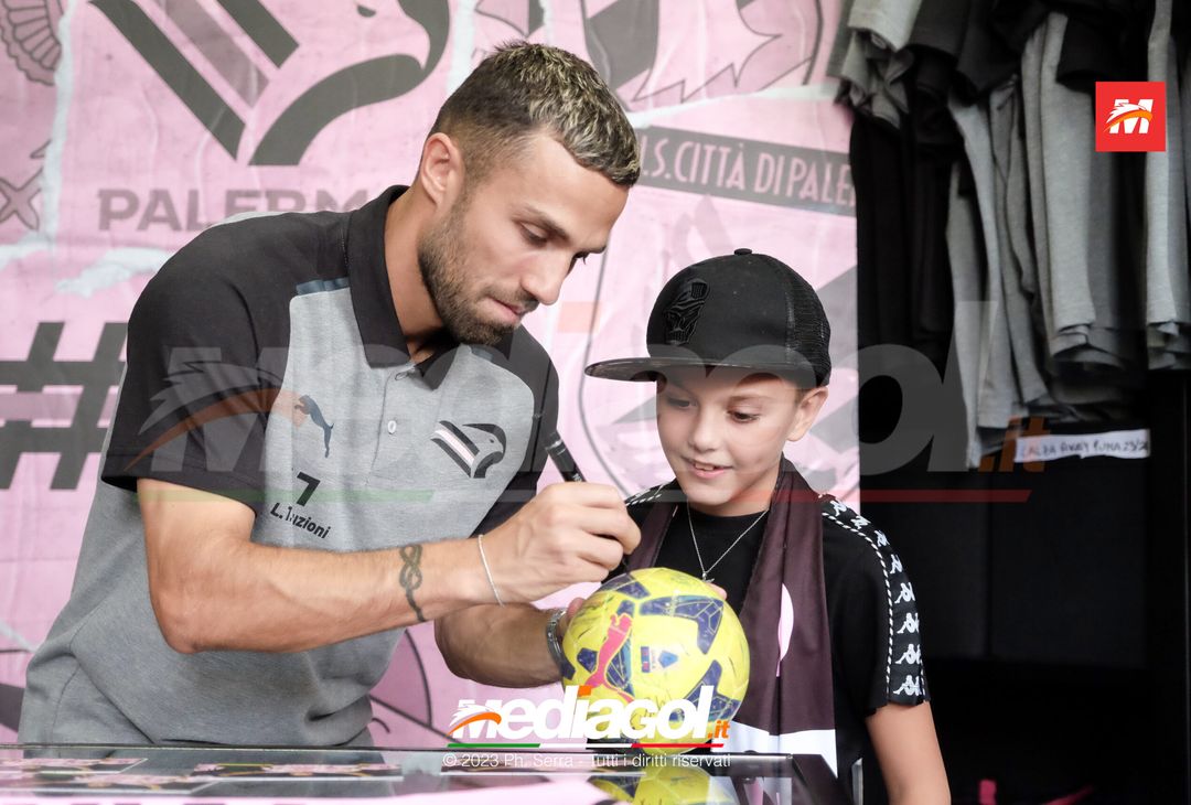 FOTO PALERMO: Federico Di Francesco scatta selfie con i tifosi allo store (GALLERY) - immagine 44