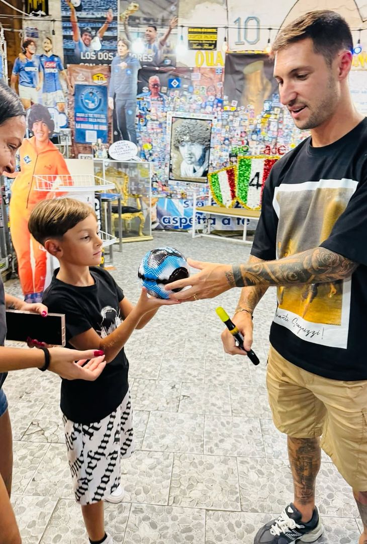 Politano e Spinazzola al murale di Maradona: maglia speciale per Matteo – GALLERY - immagine 4