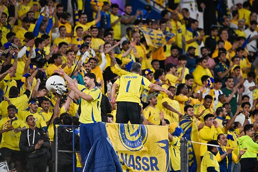 I tifosi dell'Al-Nassr seguono la partita di calcio AFC Champions League Elite tra Al-Nassr ed Esteghlal all'Al-Awwal Park di Riyadh, Arabia Saudita, il 10 marzo 2025 Pioli e CR7 contro Jesus e Koulibaly: domani alle 20, il Derby di Riyadh fra Al Hilal e Al Nassr- immagine 15
