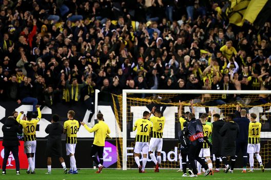 Giocatori e tifosi del Vitesse festeggiano la vittoria sul Tottenham in Conference League (Photo by Martin Rose/Getty Images) Vitesse, via libera alla nuova stagione ma mancano i giocatori: solo nove a contratto- immagine 3