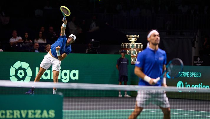 MALAGA, SPAIN - NOVEMBER 26: Matteo Berrettini and Fabio Fognini of Italy compete during the Davis Cup by Rakuten Finals 2022 Semifinal doubles match between Italy and Canada at Palacio de los Deportes Jose Maria Martin Carpena on November 26, 2022 in Malaga, Spain. (Photo by Fran Santiago/Getty Images) Coppa Davis, per l’Italia c’è il Canada: i precedenti sono sfavorevoli - immagine 1