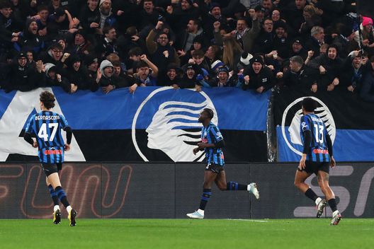 BERGAMO, ITALIA - 5 FEBBRAIO: Kamaldeen Sulemana dell'Atalanta festeggia il secondo gol della sua squadra durante la partita dei quarti di finale di Coppa Italia tra Atalanta BC e Juventus FC alla New Balance Arena il 5 febbraio 2026 a Bergamo, Italia. (Foto di Marco Luzzani/Getty Images)
