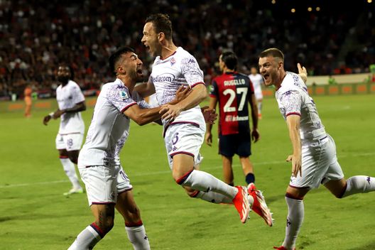 CAGLIARI, ITALY - MAY 23: Arthur of Fiorentina celebrates his goal 2-3 during the Serie A TIM match between Cagliari and ACF Fiorentina - Serie A TIM at Sardegna Arena on May 23, 2024 in Cagliari, Italy. (Photo by Enrico Locci/Getty Images) Sirene inglesi per Arthur: l’ex viola pronto a salutare la Juventus- immagine 2