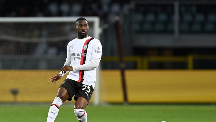 TURIN, ITALY - MAY 18: Fikayo Tomori of AC Milan in action during the Serie A TIM match between Torino FC and AC Milan at Stadio Olimpico di Torino on May 18, 2024 in Turin, Italy. (Photo by Claudio Villa/AC Milan via Getty Images) Milan, Fonseca mette mano alla difesa: contro il Torino punti fermi e novità - immagine 1