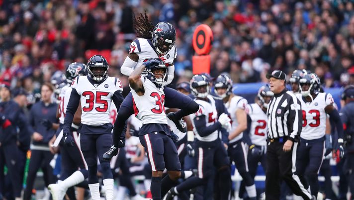 LONDON, ENGLAND - NOVEMBER 03: Cornell Armstrong #30 of the Houston Texans celebrates a tackle with teammate Jaleel Addae #37 of the Houston Texans during the NFL match between the Houston Texans and Jacksonville Jaguars at Wembley Stadium on November 03, 2019 in London, England. (Photo by Jack Thomas/Getty Images) Dove guardare Texans-49ers di NFL: streaming gratis e diretta tv - immagine 1