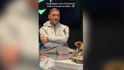 Totti si emoziona davanti agli scarpini dell’addio al calcio: il video è virale