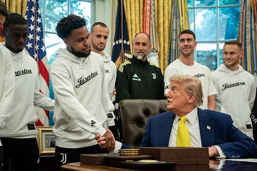 Il presidente USA fa conoscenza con McKennie. Photographer: Ken Cedeno/UPI/Bloomberg via Getty Images I retroscena della Juventus in visita da Trump tra facce imbarazzate e domande scomode- immagine 4