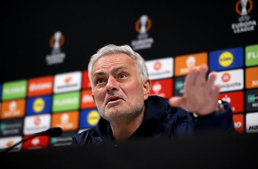 Mourinho risponde piccato ad un giornalista: “31 formazioni diverse? Ho 25 monetine con…” Mourinho risponde piccato ad un giornalista: “31 formazioni diverse? Ho 25 monetine con…” - immagine 1