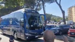 Il pullman del Napoli arriva al Maradona: la reazione dei tifosi azzurri