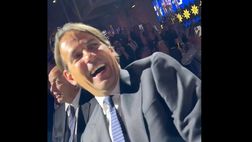 VIDEO / Tananai canta alla festa di Natale dell’Inter. L’abbraccio a Inzaghi