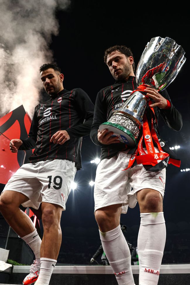 MILAN, ITALY - JANUARY 11: Davide Calabria and Theo Hernandez of AC Milan carry the Supercoppa Italiana trophy as they present it to crowd ahead of the Serie A match between AC Milan and Cagliari at Stadio Giuseppe Meazza on January 11, 2025 in Milan, Italy. (Photo by Giuseppe Cottini/AC Milan via Getty Images) Supercoppa Italiana 2025/2026: si gioca a dicembre, ancora in Arabia- immagine 2