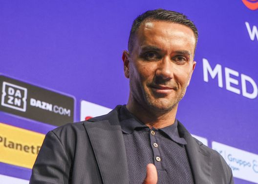 GERMOGLI PH: 25 GIUGNO 2024 BAGNO A RIPOLI PRESSO IL MEDIA CENTER DEL VIOLA PARK SI E' TENUTA LA CONFERENZA STAMPA DI PRESENTAZIONE DEL NEO ALLENATORE DELLA FIORENTINA RAFFAELE PALLADINO NELLA FOTO IL NEO ALLENAORE DELLA FIORENTINA RAFFAELE PALLADINO Piccinetti: “Con questa rosa, ambizioni al minimo. Bianco? Una risorsa”- immagine 2