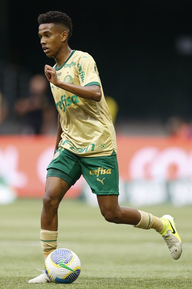 SAO PAULO, BRASILE - 08 DICEMBRE: Estevao del Palmeiras controlla la palla durante la partita tra Palmeiras e Fluminense nell'ambito del Brasileirao 2024 all'Allianz Parque l'8 dicembre 2024 a San Paolo, Brasile. (Foto di Miguel Schincariol/Getty Images)