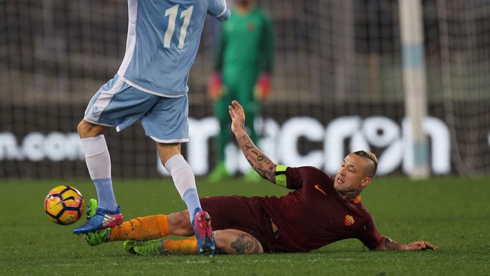 ROME, ITALY - MARCH 01: Luca Crecco (L) of SS Lazio competes for the ball with Radja Nainggolan of AS Roma during the TIM Cup match between SS Lazio and AS Roma at Olimpico Stadium on March 1, 2017 in Rome, Italy. (Photo by Paolo Bruno/Getty Images) Serie A, occhi sul derby di Roma: la Lazio può aiutare la Juventus- immagine 1