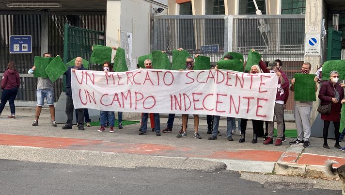 Torino, il sit-in di protesta: “Mercato scadente, campo indecente”. E spuntano le… zolle - immagine 1