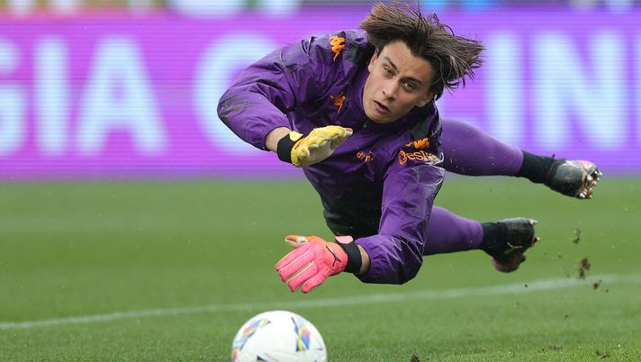 FLORENCE, ITALY - APRIL 13: Tommaso Martinelli goalkeeper of ACF Fiorentina warm-up during the Serie A match between Fiorentina and Parma at Stadio Artemio Franchi on April 13, 2025 in Florence, Italy. (Photo by Gabriele Maltinti/Getty Images) Viviano: “Martinelli ha perso tempo! Vada a giocare, non importa dove” - immagine 1