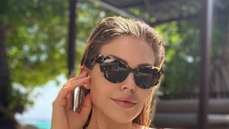 Costanza Caracciolo, vacanze al mare. Décolleté pazzesco per lady Vieri