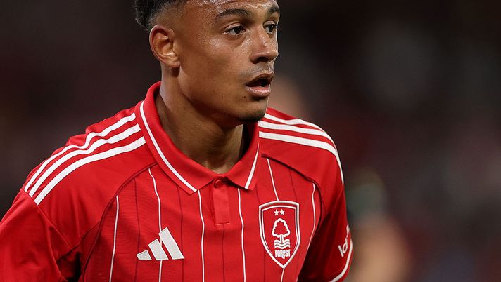 NOTTINGHAM, ENGLAND - AUGUST 09: Dan Ndoye of Nottingham Forest looks on during the pre-season friendly match between Nottingham Forest v Al Qadsiah at City Ground on August 09, 2025 in Nottingham, England. (Photo by Warren Little/Getty Images) Ndoye e Calafiori, gli ex Bologna brillano in Premier - immagine 1
