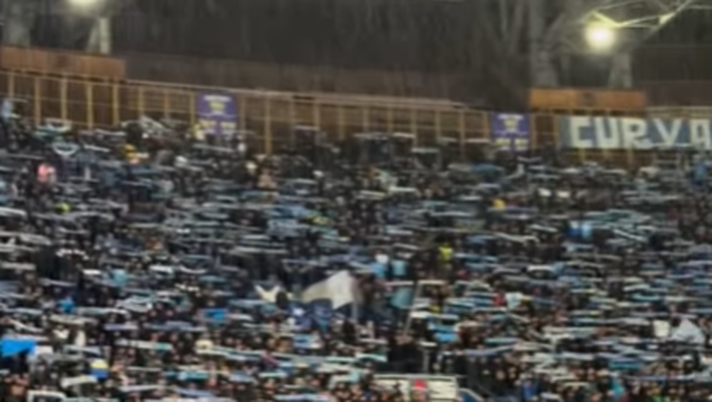 Sciarpata per Maradona, la meravigliosa iniziativa di tutto lo stadio – IL VIDEO Sciarpata per Maradona, la meravigliosa iniziativa di tutto lo stadio – IL VIDEO - immagine 1