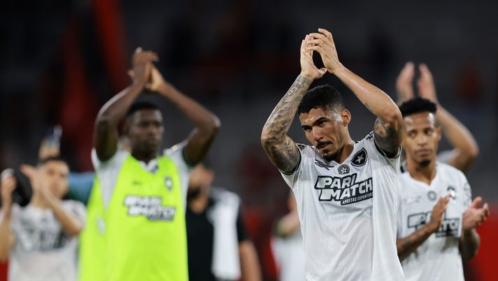 CURITIBA, BRAZIL - OCTOBER 05: Allan Marques of Botafogo, celebrates after winning the match between Athletico Paranaense and Botafogo as part of Brasileirao 2024 at Ligga Arena on October 05, 2024 in Curitiba, Brazil. (Photo by Heuler Andrey/Getty Images) Allan è tornato a Napoli, il messaggio da brividi della moglie per la città FOTO - immagine 1