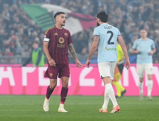 Lorenzo Pellegrini della Roma litiga con Samuel Gigot della Lazio durante la partita di Serie A tra Lazio e Roma allo Stadio Olimpico il 13 aprile 2025 a Roma Roma, top e flop 2024/2025: la luce di Ranieri illumina un’altra stagione di alti e bassi- immagine 2