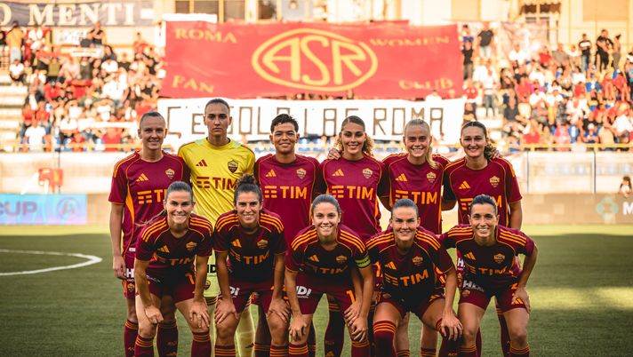 CASTELLAMMARE DI STABIA, ITALY - SEPTEMBER 27: AS Roma line-up prior the Serie A Women's Cup at Romeo Menti stadium on September 27, 2025 in Castellammare di Stabia, Italy. (Photo by Fabio Rossi/AS Roma via Getty Images) Roma Femminile, collaborazione con il Campus Bio-Medico per l’Ottobre Rosa - immagine 1