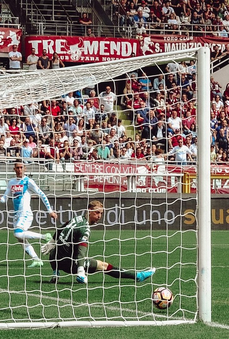 GALLERY Napoli, è febbre da Toro! Le immagini dei match con i granata negli anni - immagine 4