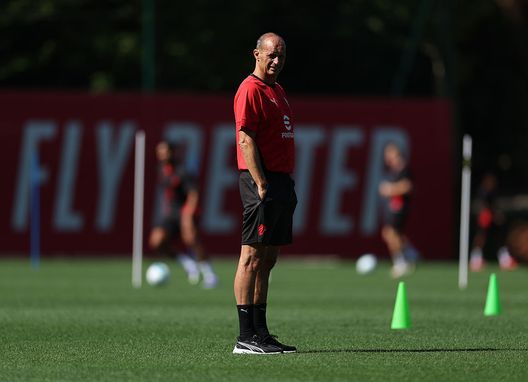CAIRATE, ITALY - JULY 07: Head coach AC Milan Massimiliano Allegri looks on during a AC Milan training session at Milanello sports center on July 07, 2025 in Cairate, Italy. (Photo by Claudio Villa/AC Milan via Getty Images) allegri-conferenza-stampa-presentazione-casa-milan-tv-news-dichiarazioni-foto-frasi-parole-2