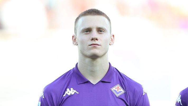 FLORENCE, ITALY - AUGUST 25: Pietro Comuzzo of ACF Fiorentina looks on during the Serie match between Fiorentina and Venezia at Stadio Artemio Franchi on August 25, 2024 in Florence, Italy. (Photo by Gabriele Maltinti/Getty Images) Comuzzo in Nazionale, Palladino: “Ha saltato questo step, gli ho detto che ora deve…” - immagine 1