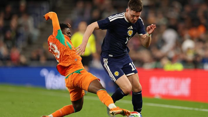 LIVERPOOL, ENGLAND - MARCH 31: George Hirst of Scotland is challenged by Christ Inao Oulai of Ivory Coast during the international friendly match between Scotland and Ivory Coast at Hill Dickinson Stadium on March 31, 2026 in Liverpool, England. (Photo by Kate McShane/Getty Images) Oulai, il Trabzonspor sull’accordo: “Se ti danno 6 milioni per un’auto da 2…” - immagine 1