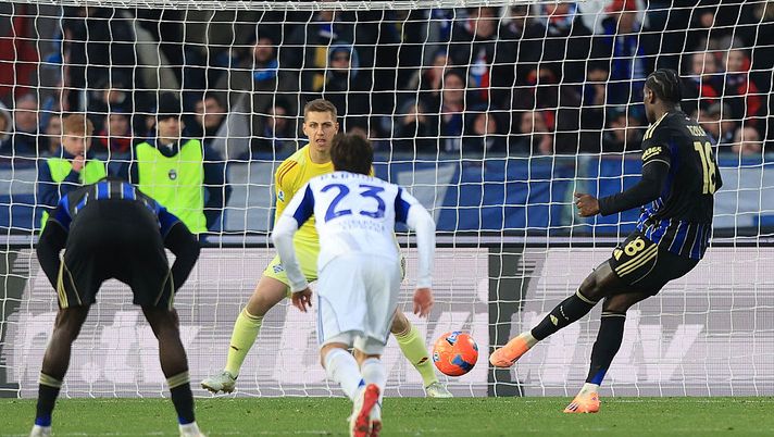 PISA, ITALY - JANUARY 6: M'Bala Nzola of Pisa Sporting Club misses a penalty during the Serie A match between Pisa SC and Como 1907 at Arena Garibaldi on January 6, 2026 in Pisa, Italy. (Photo by Gabriele Maltinti/Getty Images) Il Pisa affonda contro il Como. Nzola sbaglia anche un rigore - immagine 1