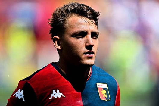 GENOA, ITALY - MAY 12: Mateo Retegui of Genoa looks on prior to kick-off in the Serie A TIM match between Genoa CFC and US Sassuolo at Stadio Luigi Ferraris on May 12, 2024 in Genoa, Italy. (Photo by Simone Arveda/Getty Images) Bardazzi: “Palladino una scommessa. Kean talento sprecato. Retegui? Vorrei altro”- immagine 2