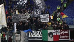 Lazio-Udinese, tifosi ospiti con la bandiera giallorossa: urlano “Roma, Roma, Roma”