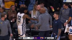 VIDEO / NBA, incredibile coach Jenkins: è furioso ed entra in campo