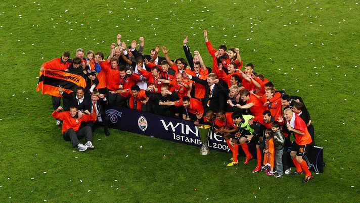 ISTANBUL, TURKEY - MAY 20: The Shakhtar Donetsk players celebrate with the UEFA Cup Trophy following their victory after extra time at the end of the UEFA Cup Final between Shakhtar Donetsk and Werder Bremen at the Sukru Saracoglu Stadium on May 20, 2009 in Istanbul, Turkey. (Photo by Ryan Pierse/Getty Images) Besiktas-Shakhtar Donetsk: quale squadra ha vinto più titoli? - immagine 1