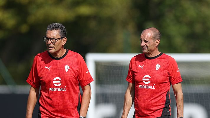 CAIRATE, ITALY - SEPTEMBER 21: Head coach AC Milan Massimiliano Allegri and assistant coach AC Milan Marco Landucci of AC Milan look on during AC Milan training session at Milanello on September 21, 2025 in Cairate, Italy. (Photo by Claudio Villa/AC Milan via Getty Images) Come Conte dopo Verona: Allegri, tutti sotto pressione, anche le alternative - immagine 1