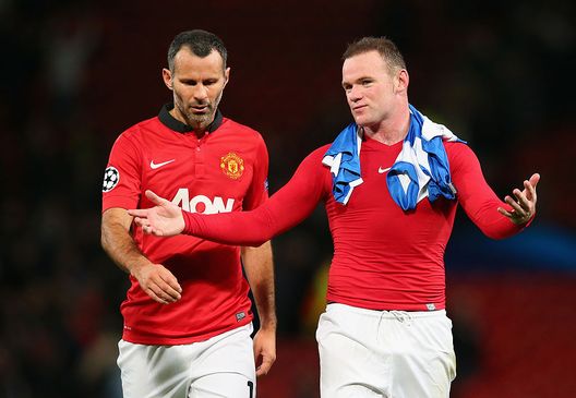 MANCHESTER, INGHILTERRA - 23 OTTOBRE: Wayne Rooney del Manchester United parla con il compagno di squadra Ryan Giggs (a sinistra) al termine della partita del Gruppo A della UEFA Champions League tra Manchester United e Real Sociedad all'Old Trafford il 23 ottobre 2013 a Manchester, Inghilterra. (Foto di Alex Livesey/Getty Images) Rooney Maradona cravatta