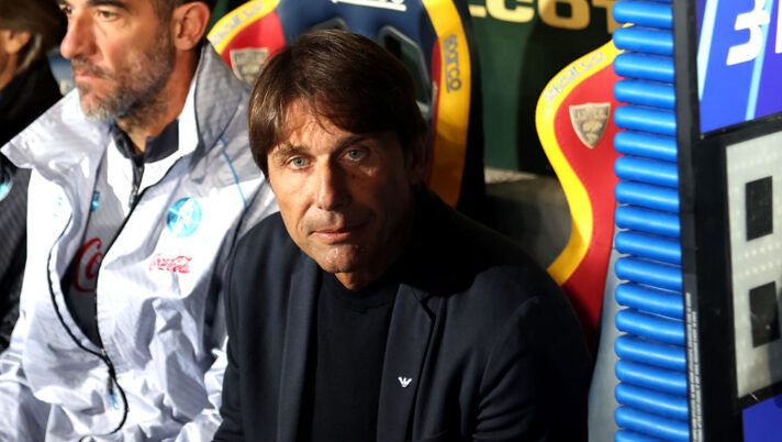 LECCE, ITALY - OCTOBER 28: Head coach of SSC Napoli Antonio Conte looks on prior to the Serie A match between US Lecce and SSC Napoli at Stadio Via del Mare on October 28, 2025 in Lecce, Italy. (Photo by Maurizio Lagana/Getty Images) Conte: “De Bruyne? Chi dice questa cosa è da Oscar! Anguissa, Lucca, Lukaku e le condizioni di Lang” - immagine 1
