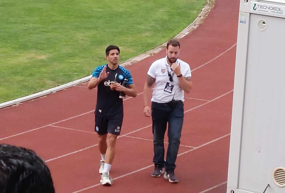 GALLERY Simeone sorseggia il “mate” a fine allenamento mentre saluta i tifosi- immagine 1