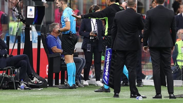 MILAN, ITALY - SEPTEMBER 14: Referee Matteo Marcenaro  consult the VAR during the Serie A match between AC Milan and Bologna FC 1909 at Giuseppe Meazza Stadium on September 14, 2025 in Milan, Italy. (Photo by Marco Luzzani/Getty Images)  Var