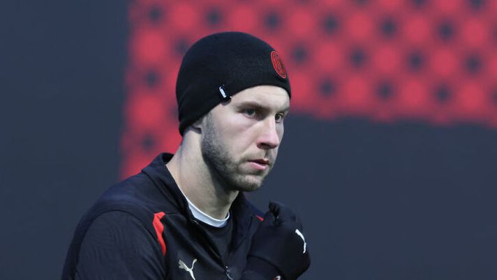 CAIRATE, ITALY - JANUARY 08: Strahinja Pavlovic of AC Milan in action during AC Milan training session at Milanello on January 08, 2025 in Cairate, Italy. (Photo by Claudio Villa/AC Milan via Getty Images) INFO SOS – Pavlovic può lasciare subito il Milan: c’è una trattativa in corso - immagine 1